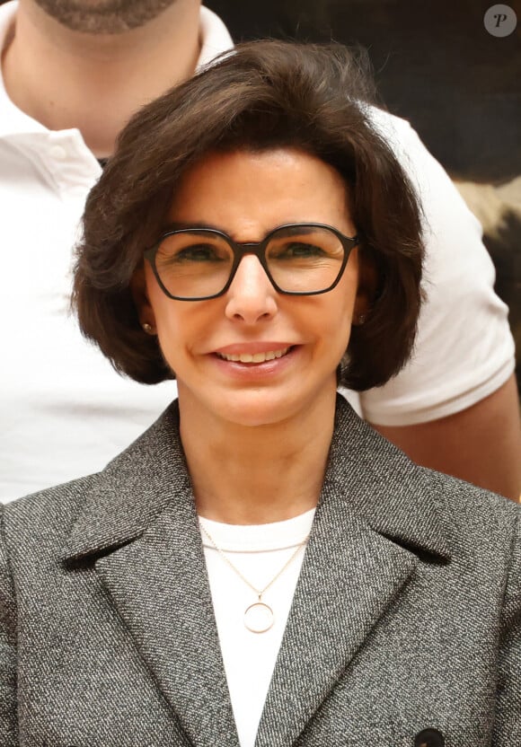 La ministre de la Culture Rachida Dati lors de la remise en place de la monumentale toile d'Eugène Delacroix "La Liberté guidant le peuple" après six mois de restauration au musée du Louvre à Paris, France, le 30 avril 2024.  © Denis Guignebourg/Bestimage 