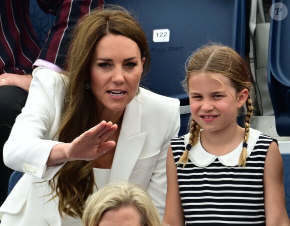 Comme le veulent les règles, une femme appartenant à la famille royale n'est princesse que si elle est la fille d'un prince ou si elle est mariée à un prince
Le prince William, duc de Cambridge, et Catherine (Kate) Middleton, duchesse de Cambridge, avec la princesse Charlotte de Cambridge assistent au Jeux du Commonwealth au centre sportif de l'Université de Birmingham. Le prince Edward, comte de Wessex, Sophie Rhys-Jones, comtesse de Wessex, et leurs enfants étaient également présents. 