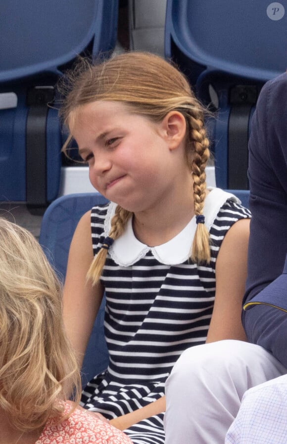 Quand son père deviendra roi, il n'aura plus le statut de prince de Galles qu'il aura transmis à son fils aîné, le prince George
Le prince William, duc de Cambridge, et Catherine (Kate) Middleton, duchesse de Cambridge, avec la princesse Charlotte de Cambridge assistent au Jeux du Commonwealth au centre sportif de l'Université de Birmingham le 2 aout 2022.