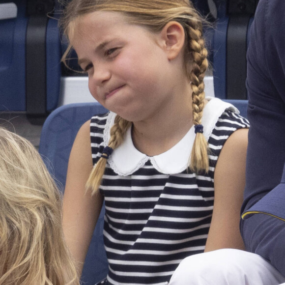 Quand son père deviendra roi, il n'aura plus le statut de prince de Galles qu'il aura transmis à son fils aîné, le prince George
Le prince William, duc de Cambridge, et Catherine (Kate) Middleton, duchesse de Cambridge, avec la princesse Charlotte de Cambridge assistent au Jeux du Commonwealth au centre sportif de l'Université de Birmingham le 2 aout 2022.
