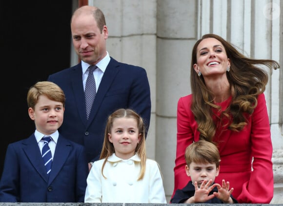 L'accession de William au trône d'Angleterre va bouleverser la distribution de certains titres, à commencer par ceux de sa fille
Le prince William, duc de Cambridge, Catherine Kate Middleton, duchesse de Cambridge et leurs enfants le prince George, la princesse Charlotte et le prince Louis - La famille royale au balcon du palais de Buckingham lors de la parade de clôture de festivités du jubilé de la reine à Londres le 5 juin 2022. 
