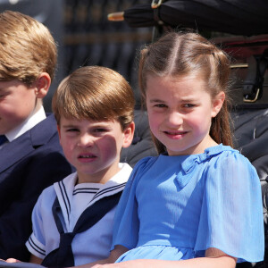 Le prince George de Cambridge, le prince Louis et la princesse Charlotte - Les membres de la famille royale regardent le défilé Trooping the Colour depuis un balcon du palais de Buckingham à Londres lors des célébrations du jubilé de platine de la reine le 2 juin 2022. 