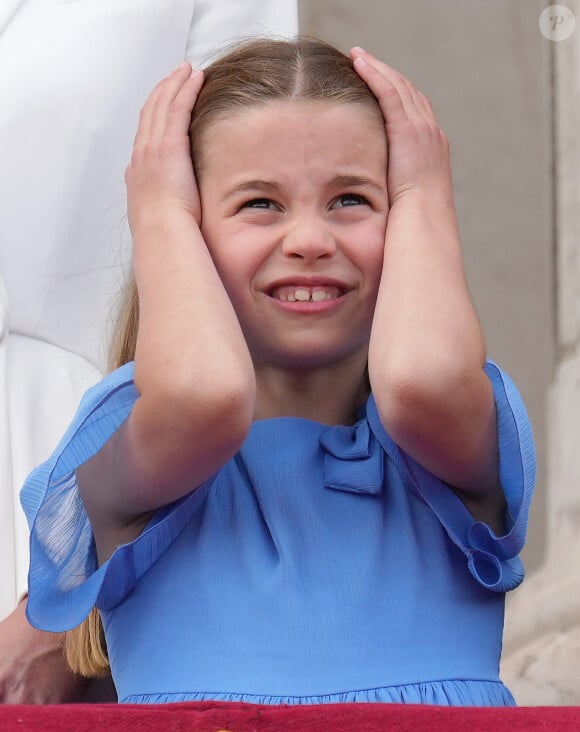 Quand son père, le prince William, deviendra roi, la jeune Charlotte va en subir les conséquences
La princesse Charlotte de Cambridge - Les membres de la famille royale regardent le défilé Trooping the Colour depuis un balcon du palais de Buckingham à Londres lors des célébrations du jubilé de platine de la reine. 