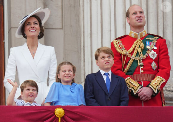 Catherine Kate Middleton, duchesse de Cambridge, le prince William, duc de Cambridge et leurs enfants, le prince Louis, le prince George et la princesse Charlotte - Les membres de la famille royale regardent le défilé Trooping the Colour depuis un balcon du palais de Buckingham à Londres lors des célébrations du jubilé de platine de la reine le 2 juin 2022. 