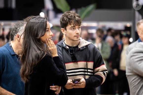 Le pilote Charles Leclerc et sa compagne Alexandra Saint Mleux font un passage au salon Rétromobile 2024 à Paris le 3 février 2024. © Dppi / Panoramic / Bestimage