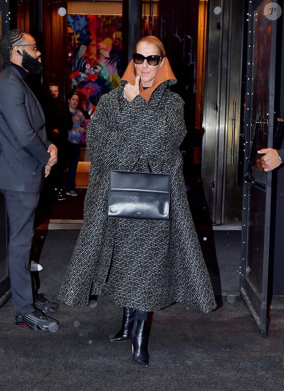 Céline Dion porte un manteau surdimensionné JW Anderson à New York City, New York, Etats-Unis, le 6 mars 2020. 