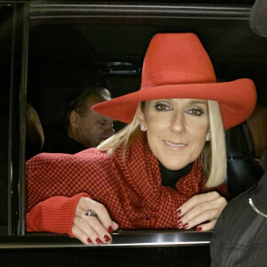 Exclusif - Celine Dion salue ses fans à la fenêtre du véhicule qui la transporte dans les rues de Toronto au Canada, 9 décembre 2019. 
