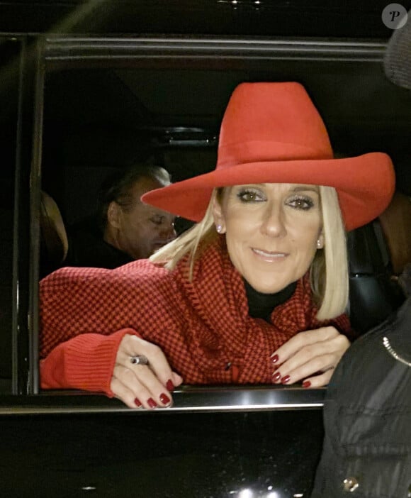 Exclusif - Celine Dion salue ses fans à la fenêtre du véhicule qui la transporte dans les rues de Toronto au Canada, 9 décembre 2019. 