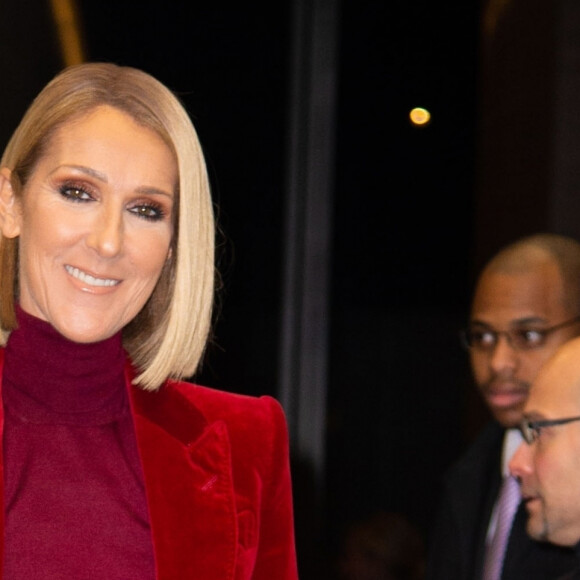 Celine Dion arbore un total look rouge satin et velour à la sortie de son hôtel à New York, le 14 novembre 2019 