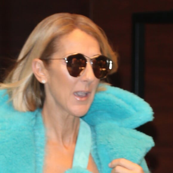 Celine Dion en total look turquoise avec cuissardes et sac banane assorti dans les rues de New York. Celine arbore l'ultra tendance blunt bob (Coupe carré blond) ! Le 13 novembre 2019 