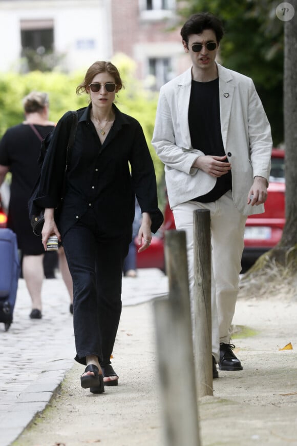 Agathe Bonitzer et son frère Adam Bonitzer (les enfants de la défunte) lors des obsèques de Sophie Fillières au crématorium du cimetière du Père-Lachaise à Paris, le 11 août 2023. 