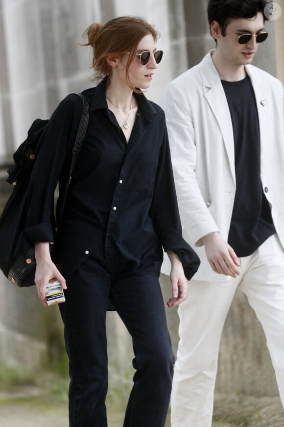 Agathe Bonitzer et son frère Adam Bonitzer (les enfants de la défunte) lors des obsèques de Sophie Fillières au crématorium du cimetière du Père-Lachaise à Paris, le 11 août 2023. 