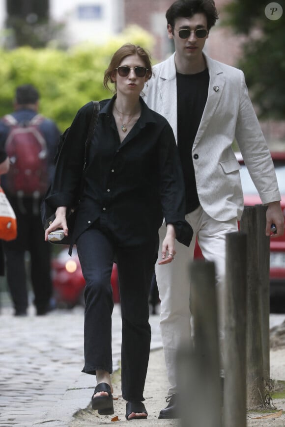 Agathe Bonitzer et son frère Adam Bonitzer (les enfants de la défunte) lors des obsèques de Sophie Fillières au crématorium du cimetière du Père-Lachaise à Paris, le 11 août 2023. 