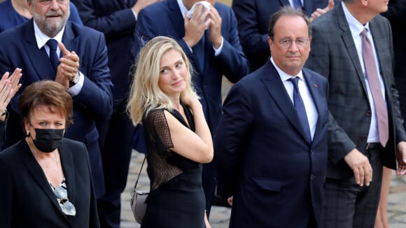 Julie Gayet gênée de montrer sur le plateau de Télématin une photo de son mari François Hollande sur son téléphone