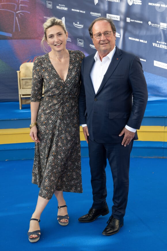 Julie Gayet et son mari François Hollande aux arrivées sur le tapis bleu de la 16ème édition du festival du film francophone de Angoulême le 25 août 2023. © Coadic Guirec / Bestimage 