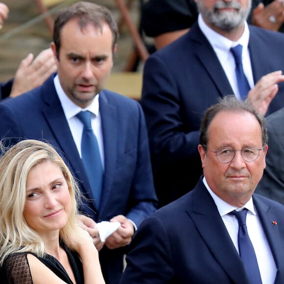 François Hollande et sa compagne Julie Gayet lors de la cérémonie d'hommage national à Jean-Paul Belmondo à l'Hôtel des Invalides à Paris, France, le 9 septembre 2021. © Dominique Jacovides/Bestimage 