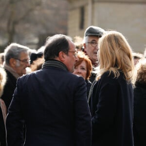 Exclusif - François Hollande, Julie Gayet - Arrivées aux obsèques de David Kessler au cimetière du Montparnasse à Paris le 11 février 2020. Haut-fonctionnaire, ancien conseiller à la présidence de la République, David Kessler dirigea notamment France Culture avant d'être chargé de la stratégie et des contenus de Radio France.