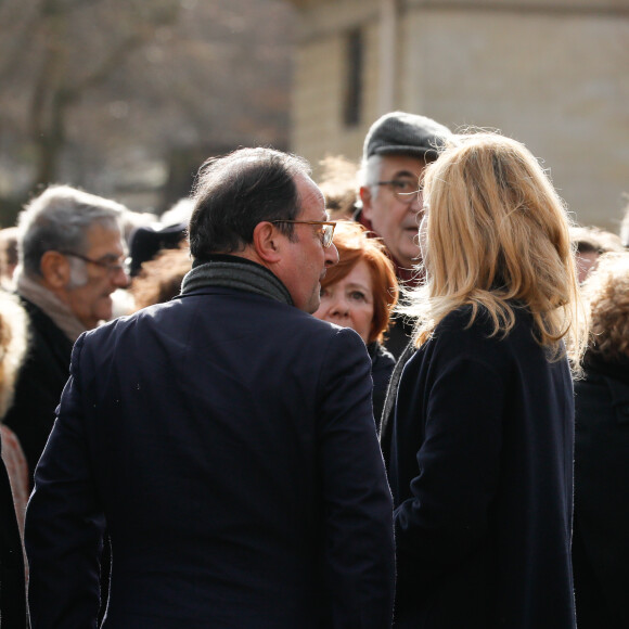 Exclusif - François Hollande, Julie Gayet - Arrivées aux obsèques de David Kessler au cimetière du Montparnasse à Paris le 11 février 2020. Haut-fonctionnaire, ancien conseiller à la présidence de la République, David Kessler dirigea notamment France Culture avant d'être chargé de la stratégie et des contenus de Radio France.