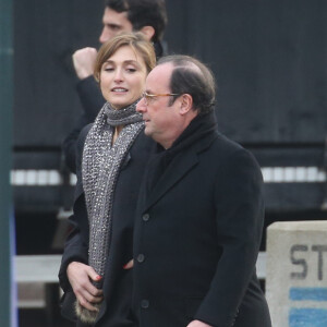 Julie Gayet et son compagnon François Hollande - Sorties de l'église de la Madeleine après les obsèques de Johnny Hallyday à Paris - Le 9 décembre 2017  People leaving Johnny Hallyday's funeral at Madeleine Church - Paris 09/12/2017 