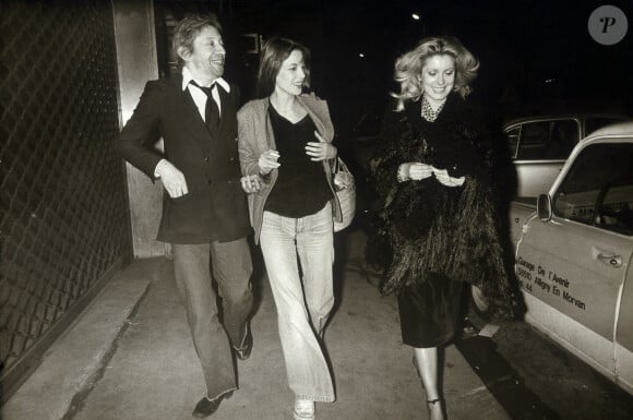 Serge Gainsbourg, Jane Birkin et Catherine Deneuve en 1977. Photo par United Archives/DPA/ABACAPRESS.COM