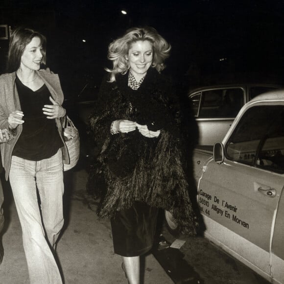 Serge Gainsbourg, Jane Birkin et Catherine Deneuve en 1977. Photo par United Archives/DPA/ABACAPRESS.COM