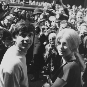 L'actrice française Catherine Deneuve et le photographe britannique David Bailey quittent le bureau de l'officier d'état civil de Londres, le 18 août 1965, après leur mariage. Photo par T Dixon/The Times/News Licensing/ABACAPRESS.COM