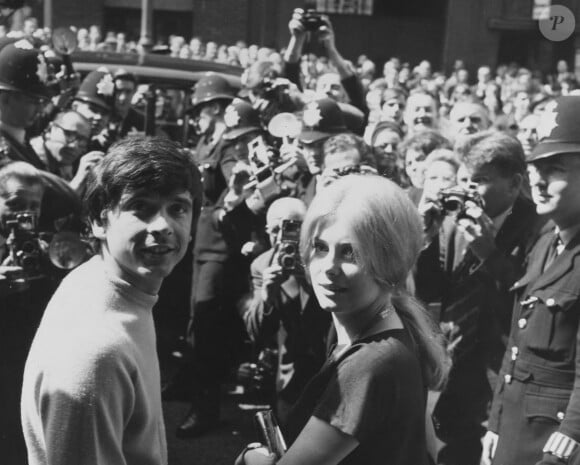 L'actrice française Catherine Deneuve et le photographe britannique David Bailey quittent le bureau de l'officier d'état civil de Londres, le 18 août 1965, après leur mariage. Photo par T Dixon/The Times/News Licensing/ABACAPRESS.COM