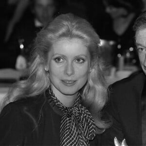 L'actrice française Catherine Deneuve et l'acteur français Yves Montand au Bambi Award à Munich, Allemagne, le 15 janvier 1976. Photo par Photoshot/ABACAPRESS.COM