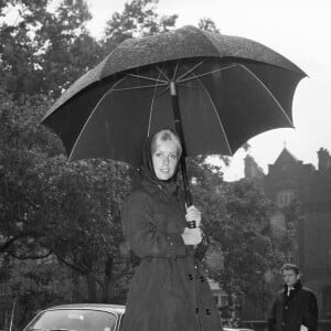 Catherine Deneuve, actrice française utilisant un parapluie alors qu'elle quitte son hôtel londonien pour aller travailler sur le film Repulsion. Londres, Royaume-Uni, le 17 août 1965. Photo par PA/ABACAPRESS.COM