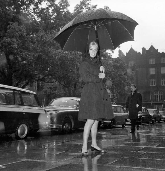 Catherine Deneuve, actrice française utilisant un parapluie alors qu'elle quitte son hôtel londonien pour aller travailler sur le film Repulsion. Londres, Royaume-Uni, le 17 août 1965. Photo par PA/ABACAPRESS.COM