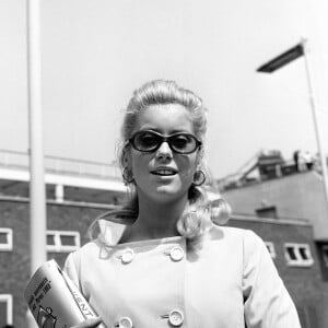 Catherine Deneuve, actrice française, arrive à l'aéroport de Londres en provenance de Paris pour assister à la première de son film "Repulsion". Londres, Royaume-Uni, le 10 juillet 1965. Photo par PA/ABACAPRESS.COM