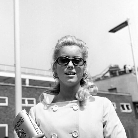 Catherine Deneuve, actrice française, arrive à l'aéroport de Londres en provenance de Paris pour assister à la première de son film "Repulsion". Londres, Royaume-Uni, le 10 juillet 1965. Photo par PA/ABACAPRESS.COM