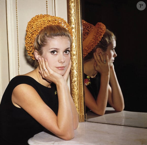 Elle demeure un symbole de la beauté dans le cinéma français dont elle est devenue une star dès les années 60.
Catherine Deneuve pose dans les années 1960. Photo par DPA/ABACAPRESS.COM