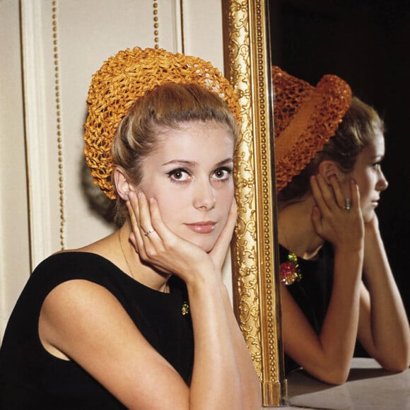 Elle demeure un symbole de la beauté dans le cinéma français dont elle est devenue une star dès les années 60.
Catherine Deneuve pose dans les années 1960. Photo par DPA/ABACAPRESS.COM