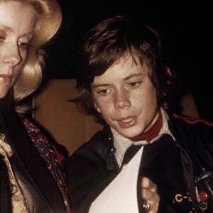 Catherine Deneuve avec son fils, Christian Vadim, 13 ans, lors d'un concert pop à Paris, France, en novembre 1976. Photo par DPA/ABACAPRESS.COM