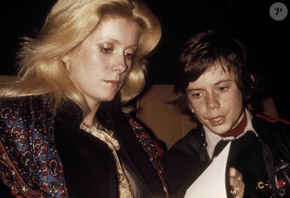 Catherine Deneuve avec son fils, Christian Vadim, 13 ans, lors d'un concert pop à Paris, France, en novembre 1976. Photo par DPA/ABACAPRESS.COM