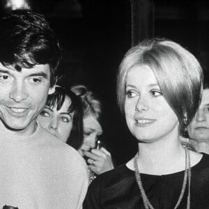 Le photographe de mode David Bailey épouse l'actrice française Catherine Deneuve au bureau d'enregistrement de Londres, Royaume-Uni, le 18 août 1965. Photo par DPA/ABACAPRESS.COM