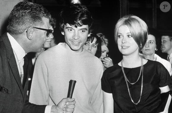Le photographe de mode David Bailey épouse l'actrice française Catherine Deneuve au bureau d'enregistrement de Londres, Royaume-Uni, le 18 août 1965. Photo par DPA/ABACAPRESS.COM