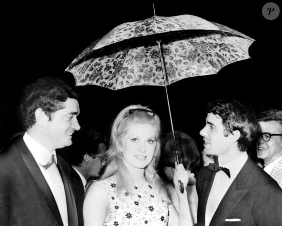 Festival de Cannes 1964. Jacques Demy (à gauche) et Catherine Deneuve sourient après avoir remporté la Palme d'or pour le film Les Parapluies de Cherbourg, France, le 15 mai 1964. Photo par Starstock/Photoshot/ABACAPRESS.COM