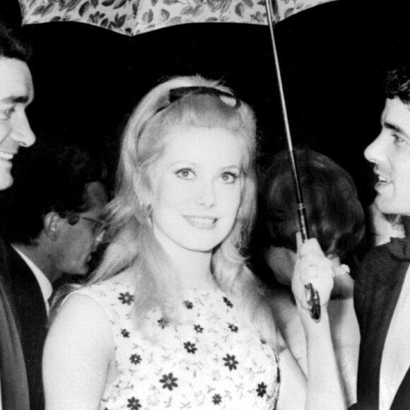 Festival de Cannes 1964. Jacques Demy (à gauche) et Catherine Deneuve sourient après avoir remporté la Palme d'or pour le film Les Parapluies de Cherbourg, France, le 15 mai 1964. Photo par Starstock/Photoshot/ABACAPRESS.COM