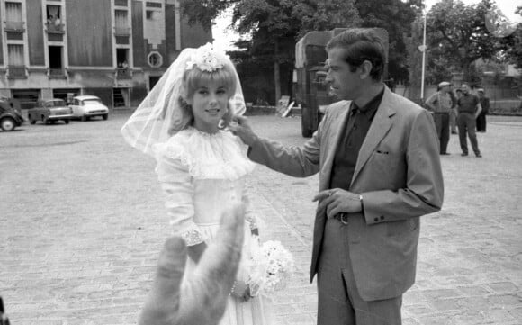 Catherine Deneuve avec Charles Aznavour sur le tournage de "Le vice et la vertu" à Epinay-Sur-Seine, France, le 30 juillet 1962.