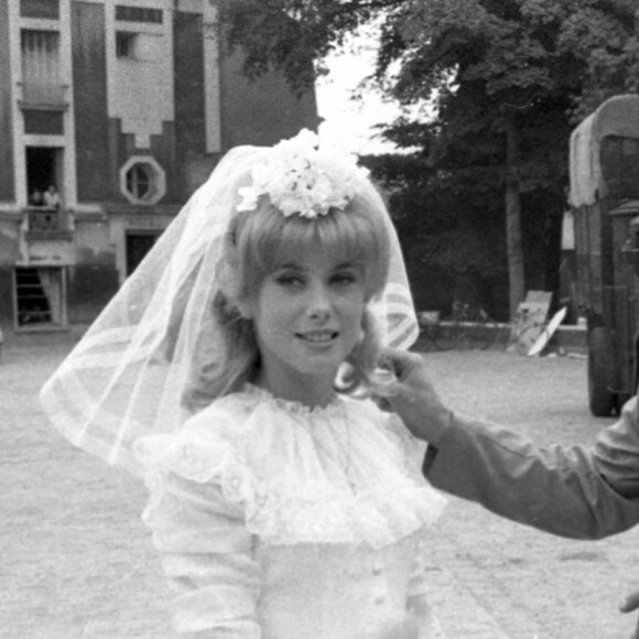 Catherine Deneuve avec Charles Aznavour sur le tournage de "Le vice et la vertu" à Epinay-Sur-Seine, France, le 30 juillet 1962.