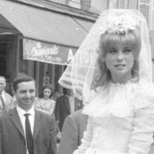 Catherine Deneuve avec Charles Aznavour sur le tournage de "Le vice et la vertu" à Epinay-Sur-Seine, France, le 30 juillet 1962.