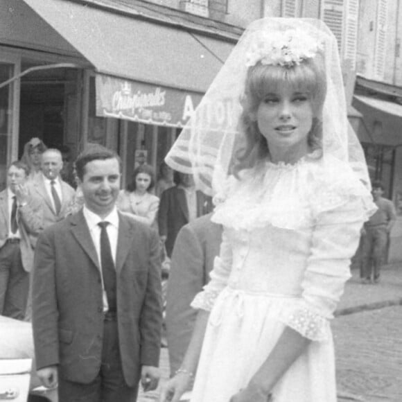 Catherine Deneuve avec Charles Aznavour sur le tournage de "Le vice et la vertu" à Epinay-Sur-Seine, France, le 30 juillet 1962.