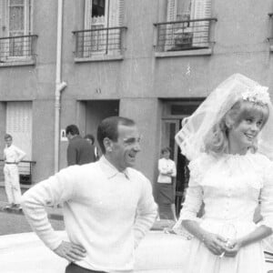 Catherine Deneuve avec Charles Aznavour sur le tournage de "Le vice et la vertu" à Epinay-Sur-Seine, France, le 30 juillet 1962.