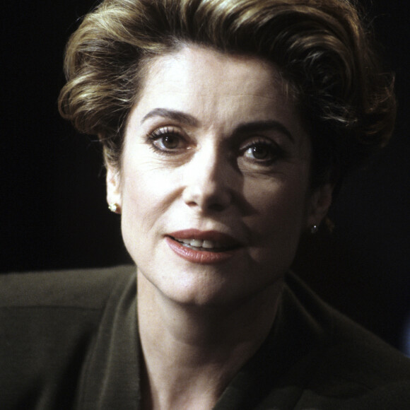 Tout juste estime-t-elle avoir eu la chance de naître "jolie", comme ici, à la veille de ses 50 ans.
A Paris, France, portrait de Catherine Deneuve sur le plateau de l'émission "Bouillon de Culture". Mars 1992 © Michel Croizard via Bestimage 