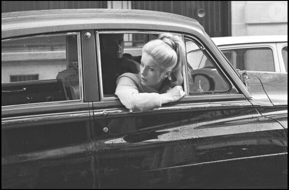 Catherine Deneuve à Paris. Tournage du film "Manon 70", en 1967.