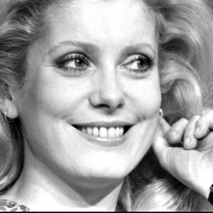 Catherine Deneuve sur un plateau de télévision.