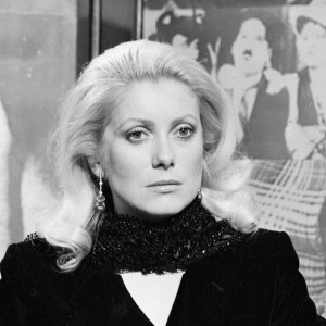 En France, à Paris, portrait de Catherine Deneuve assise sur le plateau de l'émission TV "Monsieur Cinéma". Le 11 avril 1975 © Gérard Letellier via Bestimage 