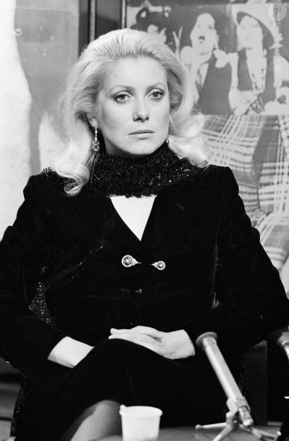 En France, à Paris, portrait de Catherine Deneuve assise sur le plateau de l'émission TV "Monsieur Cinéma". Le 11 avril 1975 © Gérard Letellier via Bestimage 